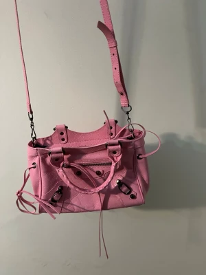 Rosa Balenciaga axelväska i skinn - En helt ny populär väska från blensciaga i skinn, väskan är från Kina alltså äkthet. ❌