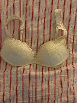 Intimissimi  - Den är köpt i december 2025, så i väldigt bra skick. Den har tyvärr blivit för stor..🌸