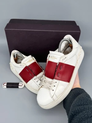 Valentino Open Skor | 42 - Valentino Open skor i vinröd färg. Okej skick. Storlek 42. Sitter aningen stora. Original box samt extra skosnören ingår!