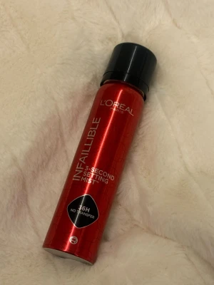 L'Oréal Infaillible Setting Mist - L'Oréal Infaillible 3-Second Setting Mist i en snygg röd metallflaska med svart lock. Ger en matt finish och håller sminket på plats i upp till 36 timmar utan att smeta av sig. Sprayen är lätt och kommer i en praktisk 75 ml sprayflaska. Använd 1x, flaska nästan helt full