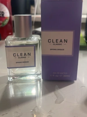 Clean Classic Spring Breeze EdP - Fräsch och modern eau de parfum från Clean Classic-serien. Doften heter Spring Breeze och flaskan rymmer 30 ml. Perfekt storlek för väskan eller resan.