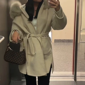 Beige kappa med pälsdetalj från feminina - Feminina jacka bra skick. Kan sänkas vid snabb affär