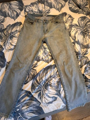 Jeans Woodbird 32x32 - Ett par jeans från Woodbird i storlek 32x32. Väldigt sköna och snygga. 