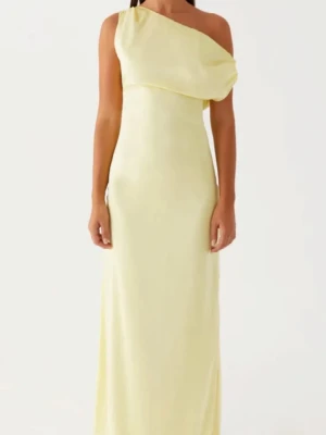 Ljusgul långklänning oneshoulder - Pepperidge klänning. Nypris i kr är 1200 med frakt och tull. Storlek 32. Den har blivit upplagd 3 cm så ont mycket alls. Passar bra på någon som är 160-170 
