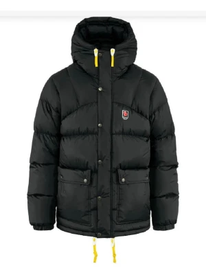 SÖKES!! Svart dunjacka från Fjällräven - SÖKER!!!! söker en svart eller blå blå fjällräven jacka i storlek xs-s den nya modellen. Helst i väldigt bra skick. 3000 kr