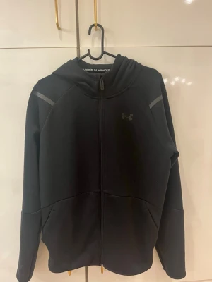 Underarmour kofta  - Säljer min underarmour kofta som har använts max 5 gånger som passar folk med storlek s och kan nog passa nån med storlek m. Köptes för 999 kr på underarmour förra året.
