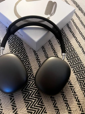 AirPods Max - Snygga och nya Apple AirPods Max i svart. Over-ear hörlurar med aktiv brusreducering, hög ljudkvalitet och bekväm passform. Levereras med originalförpackning och skyddsfodral. mycket gott skick. Hörlurarna är A kopior 