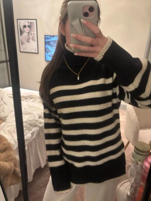 Randig svartvit polotröja från hm - säljer en super söt svart och vit randig polotröja från hm! använd fåtal gånger💕💕💕