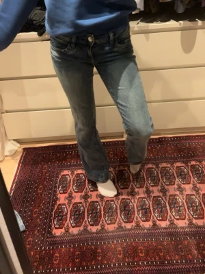 Blå bootcut jeans med låg midja - Säljer ett par ljusblå bootcut jeans med låg midja från Gina, säljer då de är för korta för mig (164 ish) knappt använda 💕💕🙌