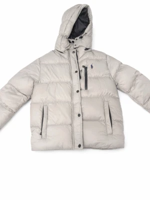 Ljusbeige pufferjacka från Polo Ralph Lauren - Säljer en ljusgrå pufferjacka från Polo Ralph Lauren med huva och svarta dragkedjor. Jackan har en broderad logga på bröstet, tre fickor med dragkedja och stora quiltade partier. Perfekt för kalla dagar och riktigt snygg till streetwear-stilen. Den är aldrig använd för den tyvärr var för liten ☹️