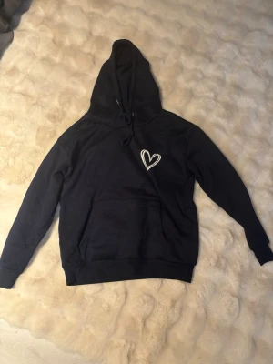 Hoodie med tryck  - Säljer en hoodie från SHEIN i storlek XS, den är inte använd så mycket men har tvättat den så lite nopprig men inte så mycket man tänker på 🥰 