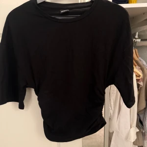 Svart t-shirt från Gina Tricot - En svart t-shirt från Gina med tightare rund magen. Har en till liknande tröja därför säljer jag denna💗💗