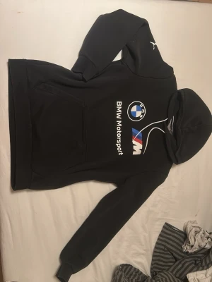 BMW hoodie  - Snygg BMW hoodie. Bra skick, inte mycket använd. 