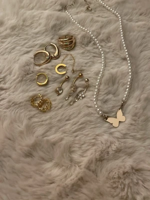 Guld , från bikbok, h&m, glitter 💓💓 -  smycken, ringar, halsband, och piercings 💞💞💞 allt detta är ett pris
