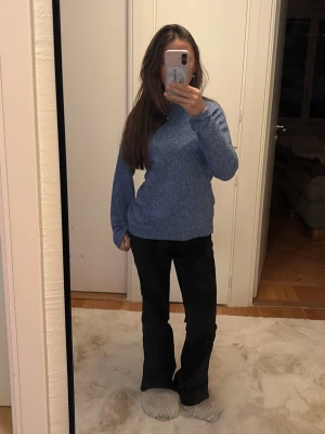 VERO MODA 💙 - Mysig blå stickad tröja med rund hals och långa ärmar. Tröjan har en enkel och stilren design, perfekt att matcha med jeans eller kjol. Den är mjuk och skön, passar bra för kyligare dagar.