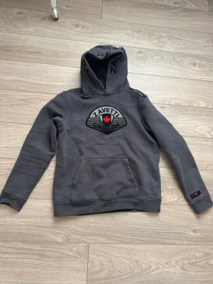 Zavetti canada hoodie  - Zavetti Canada hoodie – storlek XL i barn storlek Snygg och bekväm hoodie från Zavetti Canada i bra skick. Mjuk och varm kvalitet, perfekt till vardags. Inga hål eller fläckar. Sparsamt använd. Storlek xl i barn storlek normal i passformen. Passar ish 160-170