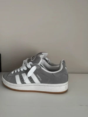 Adidas campus  - Adidas Campus – Storlek 38  Säljer ett par jättefina Adidas Campus i storlek 38. Skorna är stilrena, bekväma och passar perfekt till både vardag och festligare outfits. Klassisk Campus-design med tidlös look som aldrig går ur stil.  I mycket fint skick och väl omhändertagna. Perfekta för dig som vill ha ett par trendiga sneakers till bra pris!  📏 Storlek: 38 👟 Modell: Adidas Campus ✨ Skick: Mycket fint  Hör av dig vid intresse! 😊