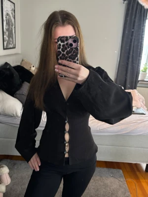 Svart tröja med tight midja  - Säljer en as snygg svart tröja som aldrig blivit använd. Inga tecken på användning❤️