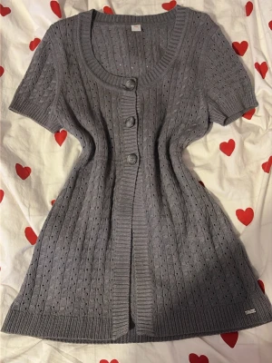 Stickad babydoll topp - En super fin knappt använd babydoll topp/kofta! Jag har inga bilder på då den är för stor på mig, storlek är en större M, alltså M/L 💕