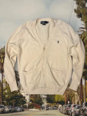  kofta | Polo Ralph Lauren - Klassisk beige kofta från Polo Ralph Lauren i 100% bomull. Riktig fet bara att den sitter lite stort på mig. Bara att höra av vid frågor