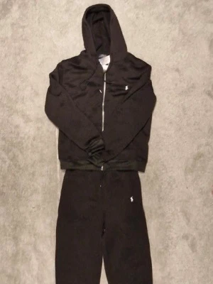 Svart traksuite från Polo Ralph Lauren - Säljer min Svarta tracksuite från Polo Ralph Lauren med tagsen kvar fick den i födelsedagspresent för 3 månader sen men aldrig användt. Kan köpa tröja elle rbyxor separat om man vill!
