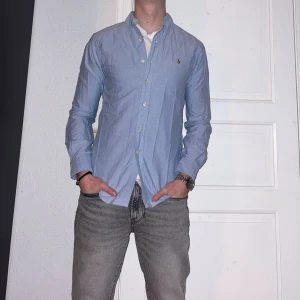 Blå skjorta från Ralph Lauren - Blå skjorta från Ralph Lauren i storlek S.  Fint skick till ett bra pris. Nypris: 1995kr. Mitt pris: 349kr. Vid frågor eller funderingar, tveka inte att höra av dig.