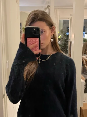 Mörkblå stickad tröja - Säljer en enkel och snygg marinblå stickad tröja med rund hals och långa ärmar. Tröjan är mjuk och passar perfekt till jeans eller kjol 🩵🩵