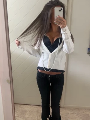  Super söt vit kofta  -  Super vit kofta med knappar använd några gånger💋