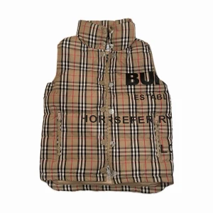 Burberry Vintage Check Puffer Gilet Väst - Säljer en ikonisk rutig dunväst från Burberry med klassiskt beige, svart, vit och röd färgskala. Västen har hög krage, dragkedja och knappar framtill samt två fickor med dragkedja. Storleken är L men passar även dig som bär M!