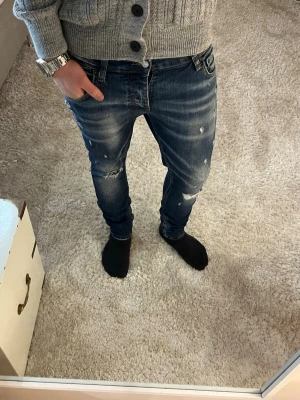 M2NAPOLI jeans  - M2NAPOLI Jeans med slitningar och hål | skick 9/10 | Storlek 32 | Pris - 549kr | Modellen är ca 179cm lång | Hör av dig vid minsta fråga eller fundering!!