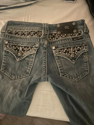 Miss me jeans  - Säljer dessa superfina miss me jeansen eftersom de tyvärr blivit för små och inte längre kommer till användning, köpta i butik för cirka 1200💗💗💗