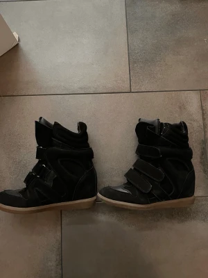 Isabel Marant svarta wedge sneakers - Säljer ett par ikoniska svarta wedge sneakers från Isabel Marant. Har inga älthetsbevis, köpta har på plick, sänker endast priset vid snabb affär 