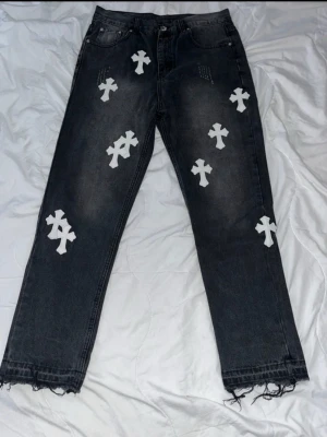 chrome hearts jeans - svarta chrome hearts jeans med vita kora