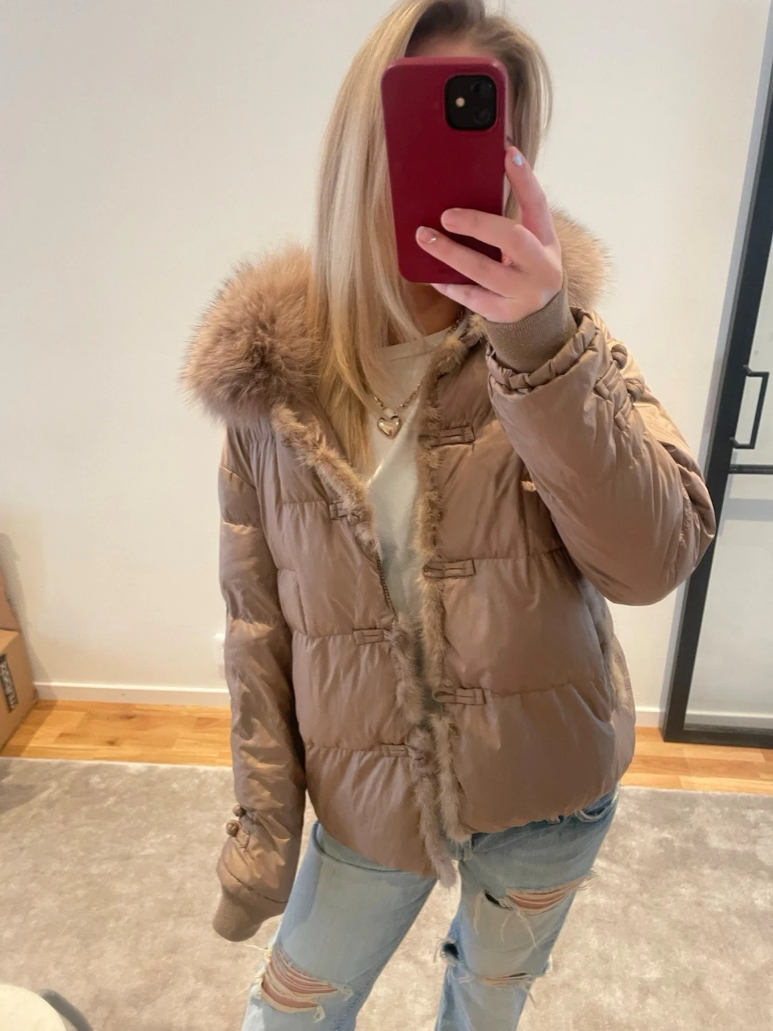 Beige pufferjacka med fuskpäls