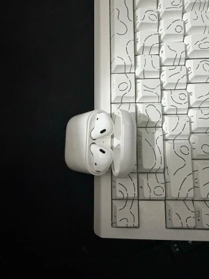 Apple AirPods (2 generation) - Säljer ett par Apple AirPods (2nd gen) med laddningsetui. Hörlurarna är i fint skick med endast mindre spår av normalt bruk. Perfekt för trådlös musik och samtal, kompatibla med iPhone och andra enheter. Laddningsetui ingår.