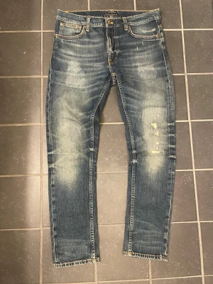 Nudie Jeans Lean Dean Yesterdays News - Säljer ett par Nudie Jeans Lean Dean i den eftertraktade tvätten Yesterdays News. Riktigt snygga slitningar och jeansen är i riktigt bra skick, knappt använda! 🤝