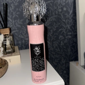 Nagham Air Freshener 300 ml -  Lite mer än halva Nagham Air Freshener från Nusuk, 300 ml. Snygg och unik design som passar perfekt för att fräscha upp rummet med stil. Perfekt för dig som vill ha en trendig touch i hemmet.