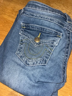 True religion jeans st: w 23 - Säljer ett par true religion jeans i st w 23. Dem är uppsydda/ klippta så den passar någon som är ca 160 och kortare! Priset kan diskuteras/sänkas på grund av länden ! Skriv bara va du vill betala för dem!