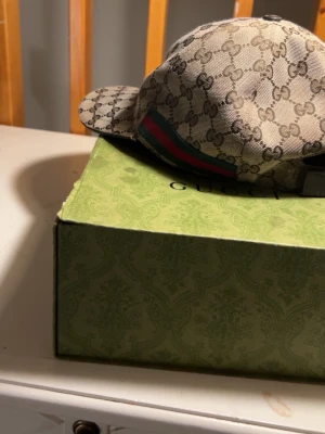 Gucci keps storlek M - Säljer denna Gucci keps då den inte kommer till användning längre. Använd i bra skick.