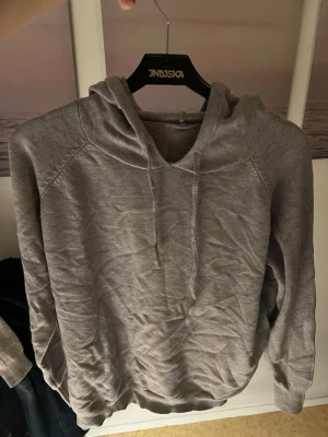 Grå stickad hoodie - Grå stickad hoodie med no brand. Vet ej storleken men skulle gissa på S för den sitter som en S på mig. Har endast testat den annars har den bara legat oanvänd så säljer den därför. Mitt pris 199kr. Kontakta mig om du har frågor.