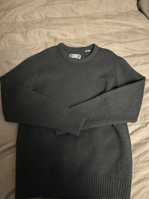 Mörk blå stickad tröja Jack & Jones - Klassisk blå stickad tröja från Jack & Jones med rund halsringning och ribbade muddar vid ärmslut och nederkant. Perfekt till höst och vinter, enkel att matcha med allt. Snygg och stilren modell för dig som gillar basic men ändå vill ha det cozy.