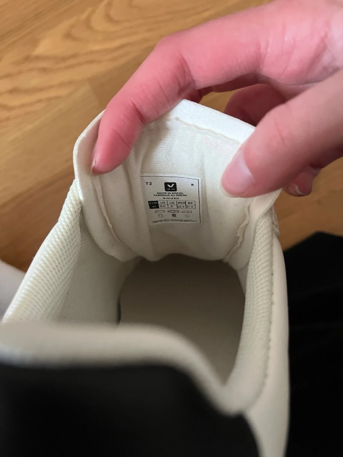 Vita Veja sneakers med svart detalj - 4