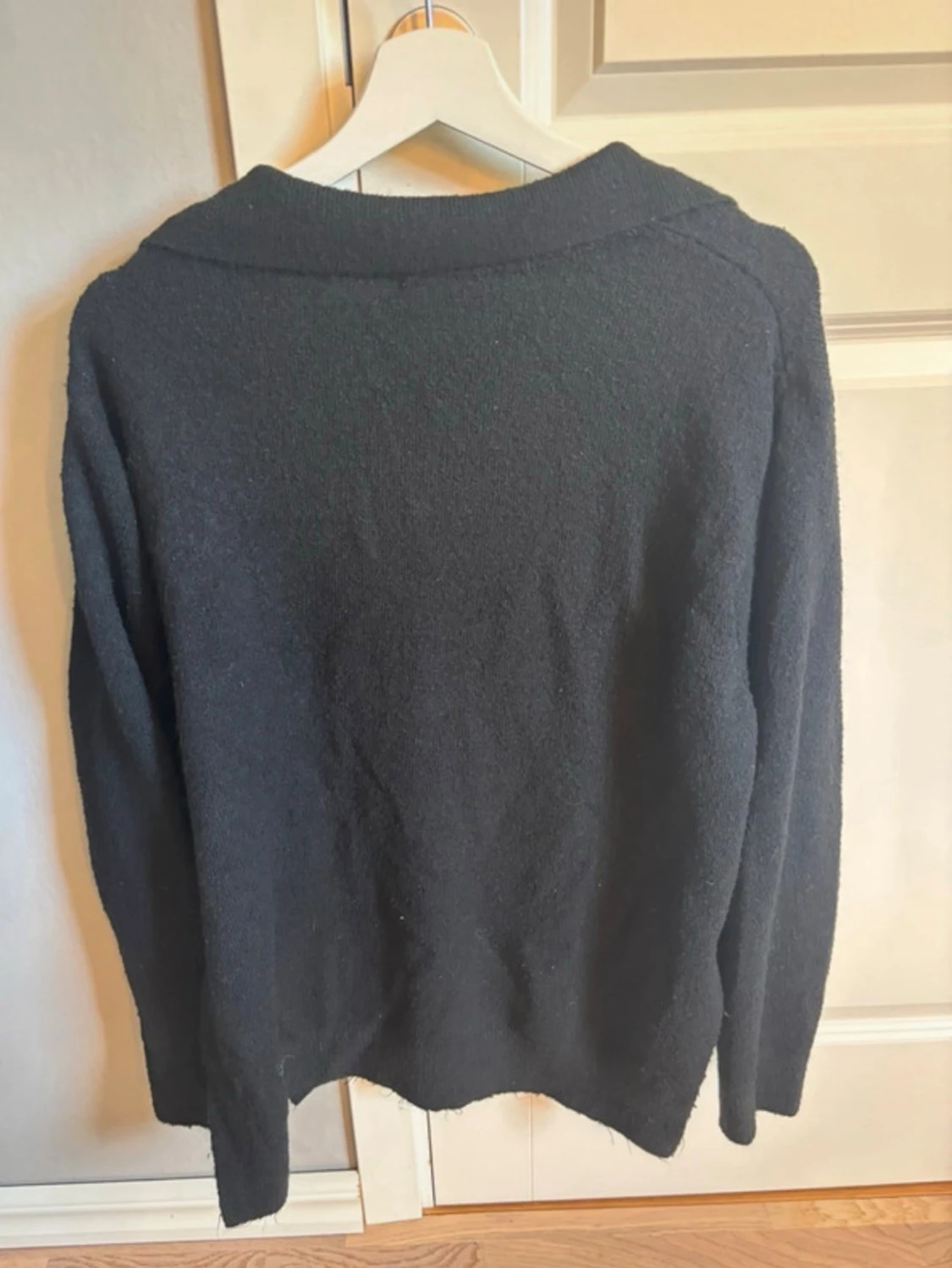 Svart stickad v-ringad tröja - 5