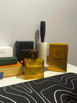 Versace Eros Energy EdP 40ml - Versace Eros Energy pour homme är en Eau de Parfum i en snygg gul flaska. Volymen är 50 ml och den är tillverkad i Italien. Perfekt för dig som vill sticka ut med en exklusiv doft från ett ikoniskt modehus. 50 ml flaska men 40 ml kvar 