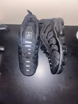 Nike Air Vapormax svarta sneakers - Säljer ett par svarta Nike Air vapormax