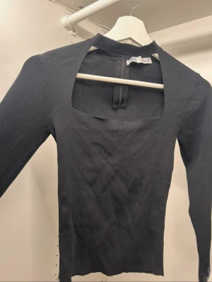 Långärmad topp från Zara - Svart långärmad från Zara! Jätte bra skick och jätte snygg