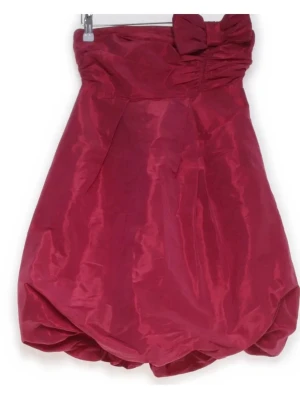 Röd klänning Oasis - Röd axelbandslös klänning från Oasis med ballongformad kjol och en stor rosett upptill. Säljer för den är för liten 