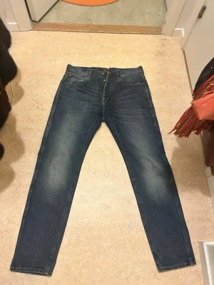 Lee jeans - Säljer dessa snygga Lee slim fit jeans i storlek W32xL32, jeansen är använda max 3 gånger, köpa på zalando för 899kr. Pris kan diskuteras!! Tveka inte att skriva!!