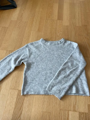 Grå stickad tröja från 157 XS - Mysig ljusgrå stickad tröja från lager 157 i storlek XS. Enkel och stilren design som passar till det mesta året om.
