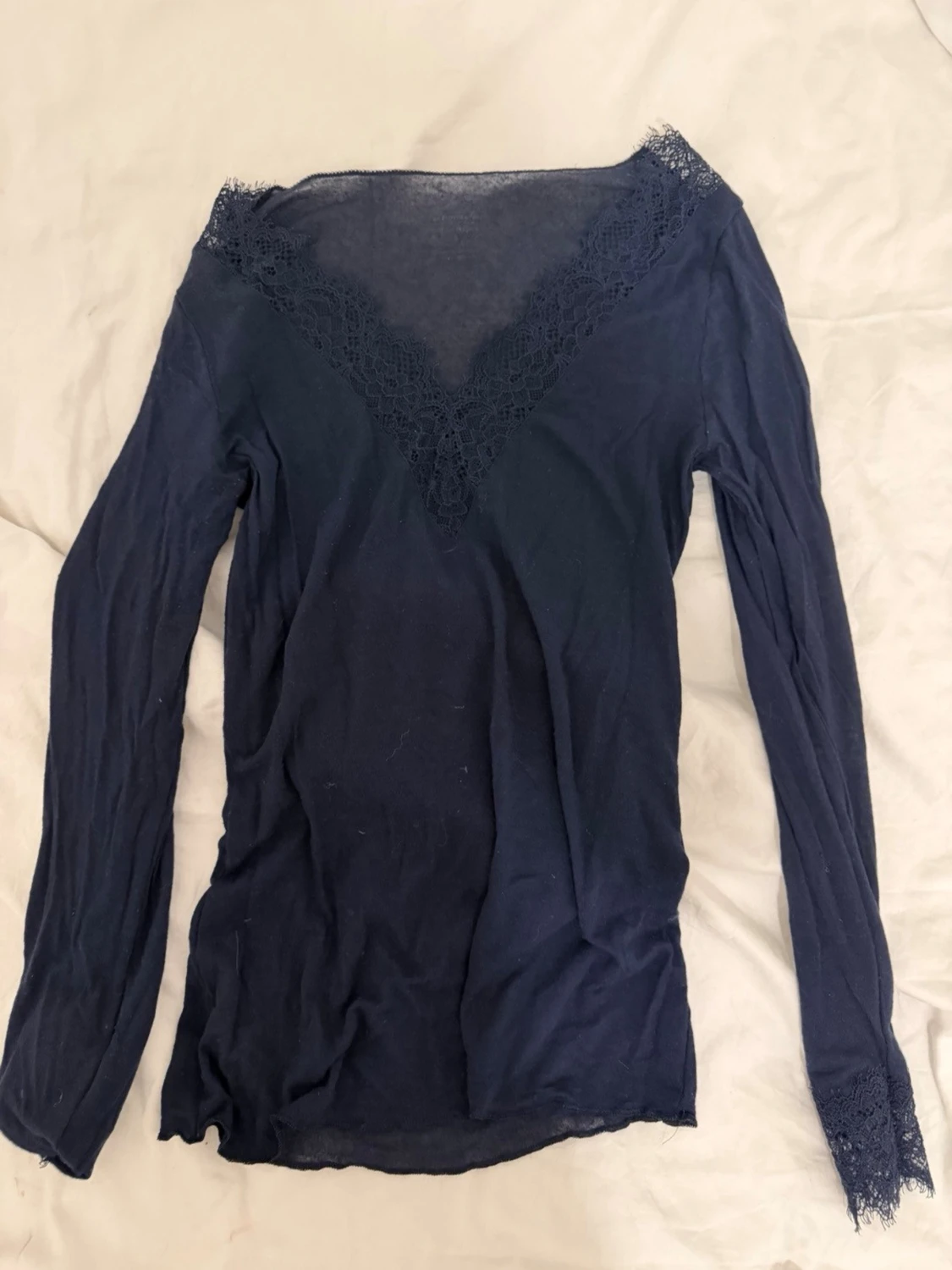 Mörkblå långärmad spetsblus